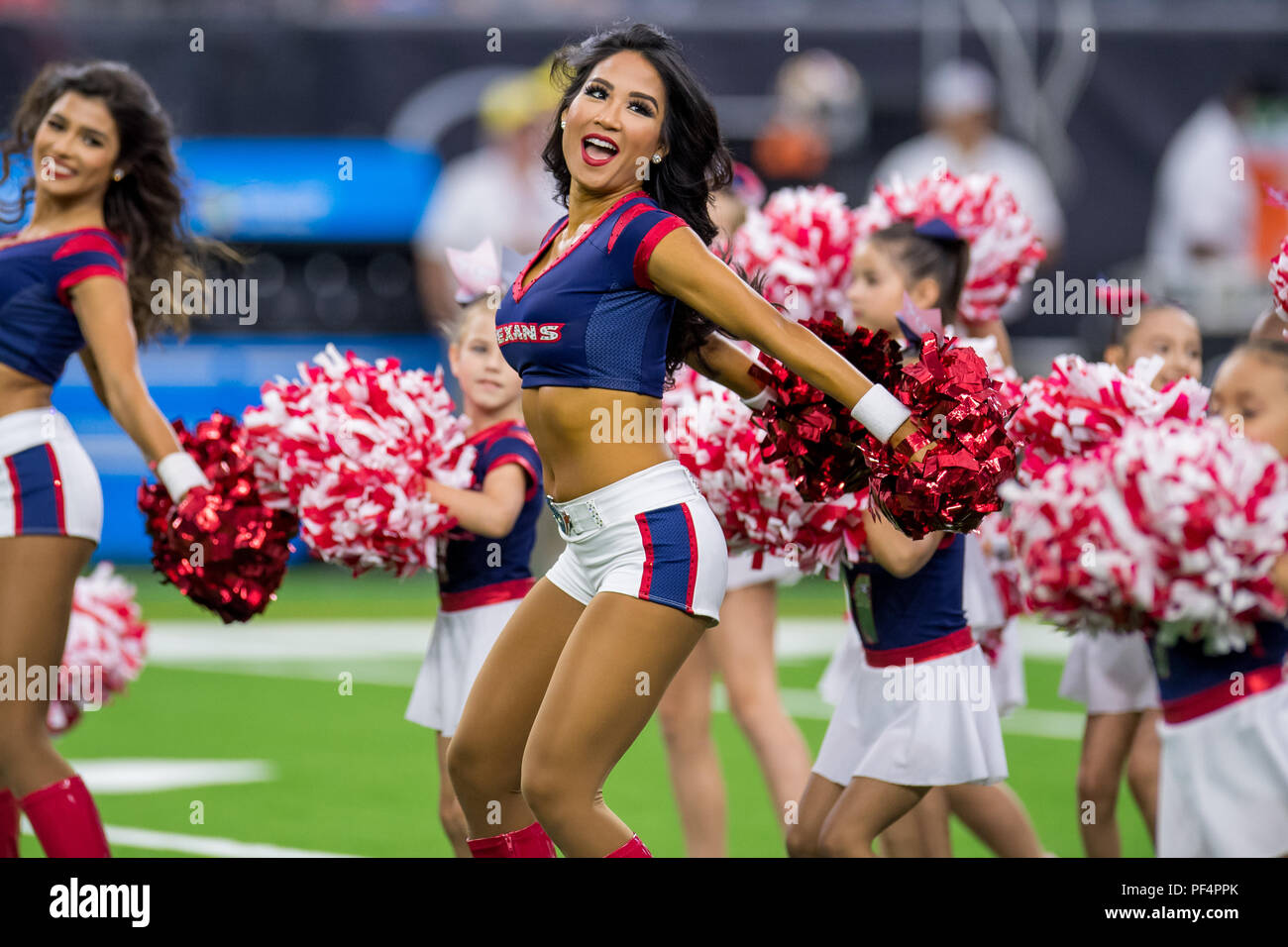 Houston, Stati Uniti d'America. Il 18 agosto 2018. Houston Texans cheerleader eseguire prima un preseason NFL partita di calcio tra la Houston Texans e San Francisco 49ers a NRG Stadium di Houston, TX. Houston ha vinto il gioco 16 a 13. Trask Smith/CSM Foto Stock