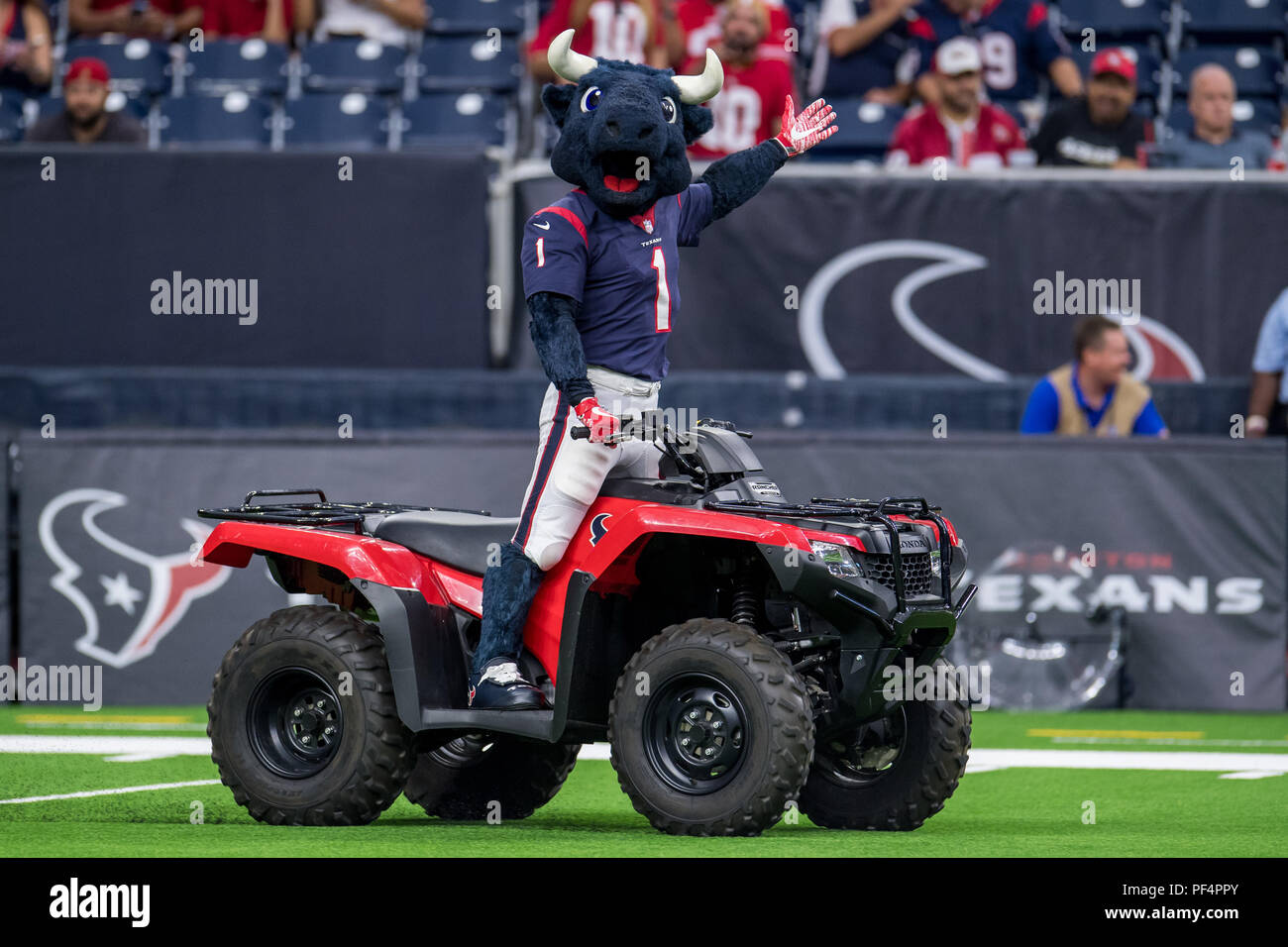Houston, Stati Uniti d'America. Il 18 agosto 2018. Houston Texans mascotte Toro prima di preseason NFL partita di calcio tra la Houston Texans e San Francisco 49ers a NRG Stadium di Houston, TX. Houston ha vinto il gioco 16 a 13. Trask Smith/CSM Foto Stock