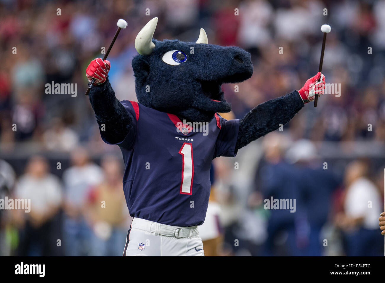 Houston, Stati Uniti d'America. Il 18 agosto 2018. Houston Texans mascotte Toro prima di preseason NFL partita di calcio tra la Houston Texans e San Francisco 49ers a NRG Stadium di Houston, TX. Houston ha vinto il gioco 16 a 13. Trask Smith/CSM Foto Stock