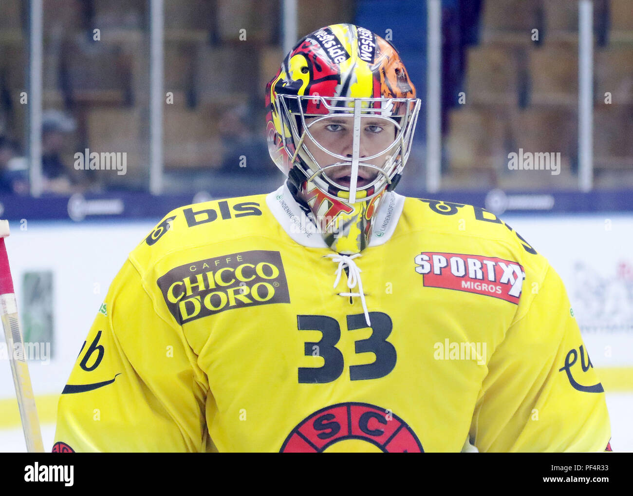 Agosto 18, 2018 - Garmisch-Partenkirchen, Germania - Pascal CAMINADA (Berna), .Hockey su ghiaccio, preparazioni torneo Red Bulls Salute 2018, Red Bull Salisburgo vs SC Berna. Olympia pista di pattinaggio su ghiaccio, Garmisch-Partenkirchen, Germaany, .le squadre di Salisburgo e Berna gioca per la vittoria in questa preparazione tradizionale torneo Credito: Wolfgang Fehrmann/ZUMA filo/Alamy Live News Foto Stock