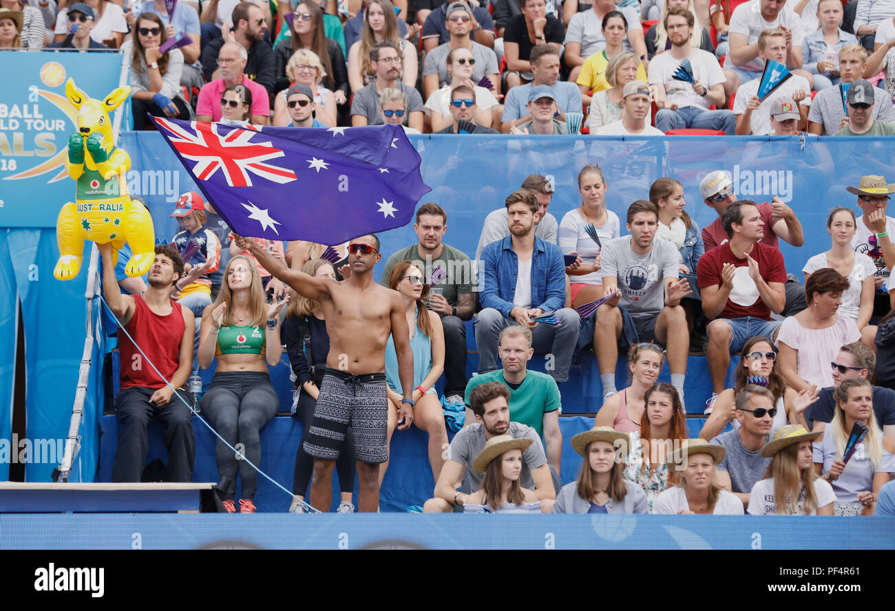Amburgo, Germania. 19 Ago, 2018. La pallavolo/Spiaggia: World Tour, donne in lizza per il terzo posto. Carol/Maria Anton. (Brasile) - Artacho/Clancy (Australia). Ventole con canguro e bandiera australiana nel pubblico al centro la Corte a Rothenbaum. Credito: Georg Wendt/dpa/Alamy Live News Foto Stock
