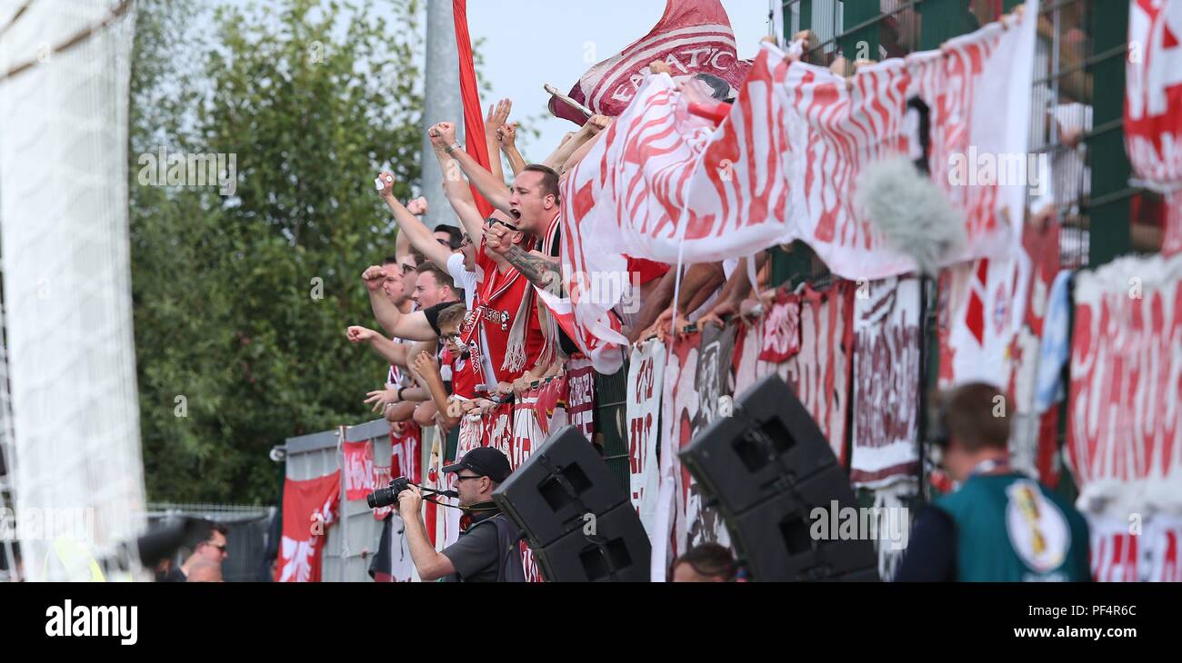 Drochtersen, Germania. 18 Agosto, 2018. firo: 18.08.2018, calcio, 1.Bundesliga, stagione 2018/2019, DFB-Pokal, tazza, 1.Runde, SV Drochtersen/Assel - Bayern München Muenchen 0: 1. Il Bayern ventole, Ultras | Utilizzo di credito in tutto il mondo: dpa/Alamy Live News Foto Stock