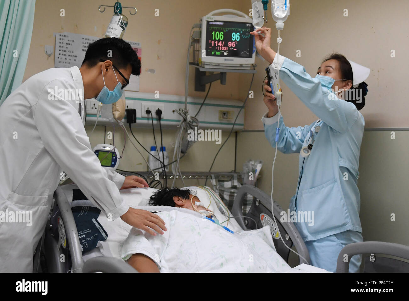 Pechino, Cina. 19 Ago, 2018. Un medico esamina un paziente a Pechino Tian Tan Hospital di Pechino, capitale della Cina, del 19 agosto 2018, Cina il primo Medical giorno della festa dei lavoratori. Credito: Zhang Chenlin/Xinhua/Alamy Live News Foto Stock