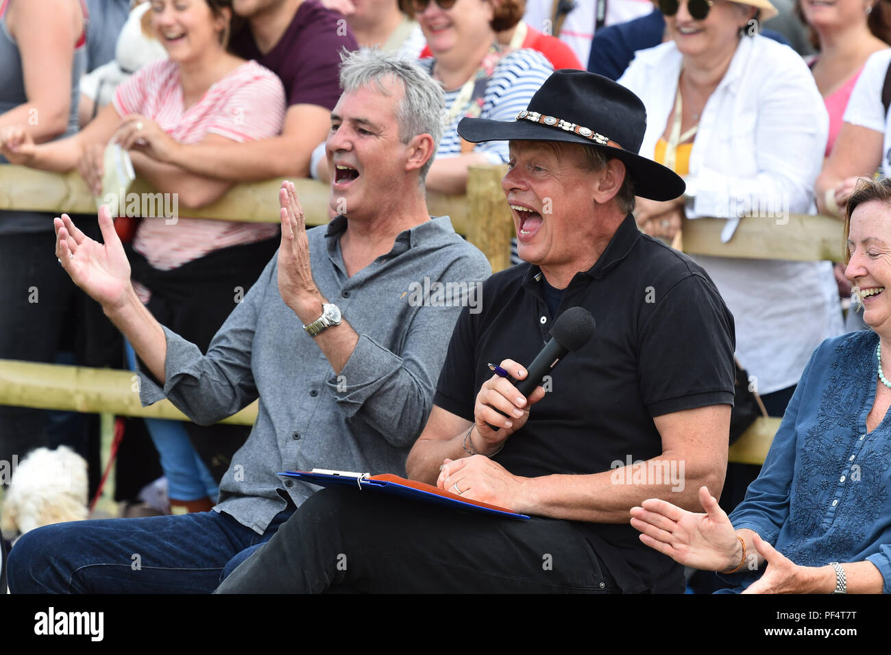 Beaminster, Dorset, Regno Unito. 19 agosto 2018. Regno Unito Meteo. Attore Martin Clunes è accompagnato dal suo amico e compagno di attore Neil Morrissey per giudicare il miglior cane trucco a Buckham Fiera a Beaminster, Dorset. Credito Foto: Graham Hunt/Alamy Live News Foto Stock