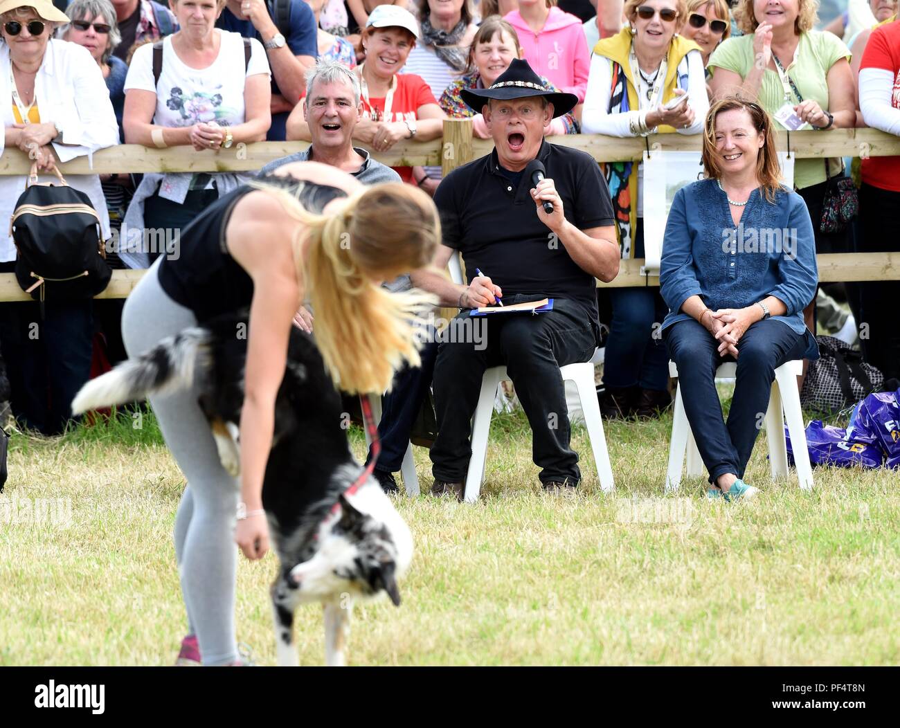 Martin Clunes e Neil Morrissey giudicare miglior trucco nel cane la concorrenza Credito: Finnbarr Webster/Alamy Live News Foto Stock