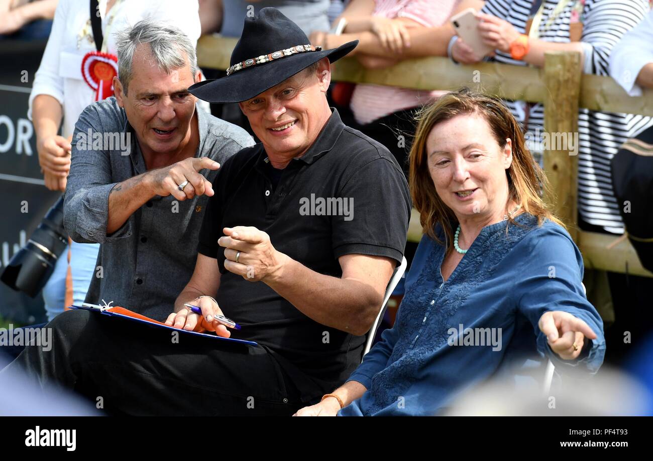 Martin Clunes e Neil Morrissey giudicare miglior trucco nel cane la concorrenza Credito: Finnbarr Webster/Alamy Live News Foto Stock