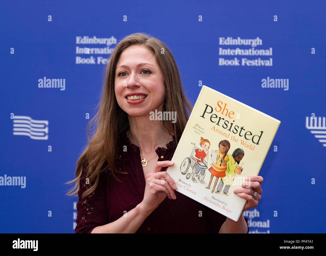 Edimburgo, Scozia, Regno Unito; 19 Agosto, 2018. Nella foto; Chelsea Clinton con il libro per bambini "ha persistito in tutto il mondo. Credito: Iain Masterton/Alamy Live News Foto Stock