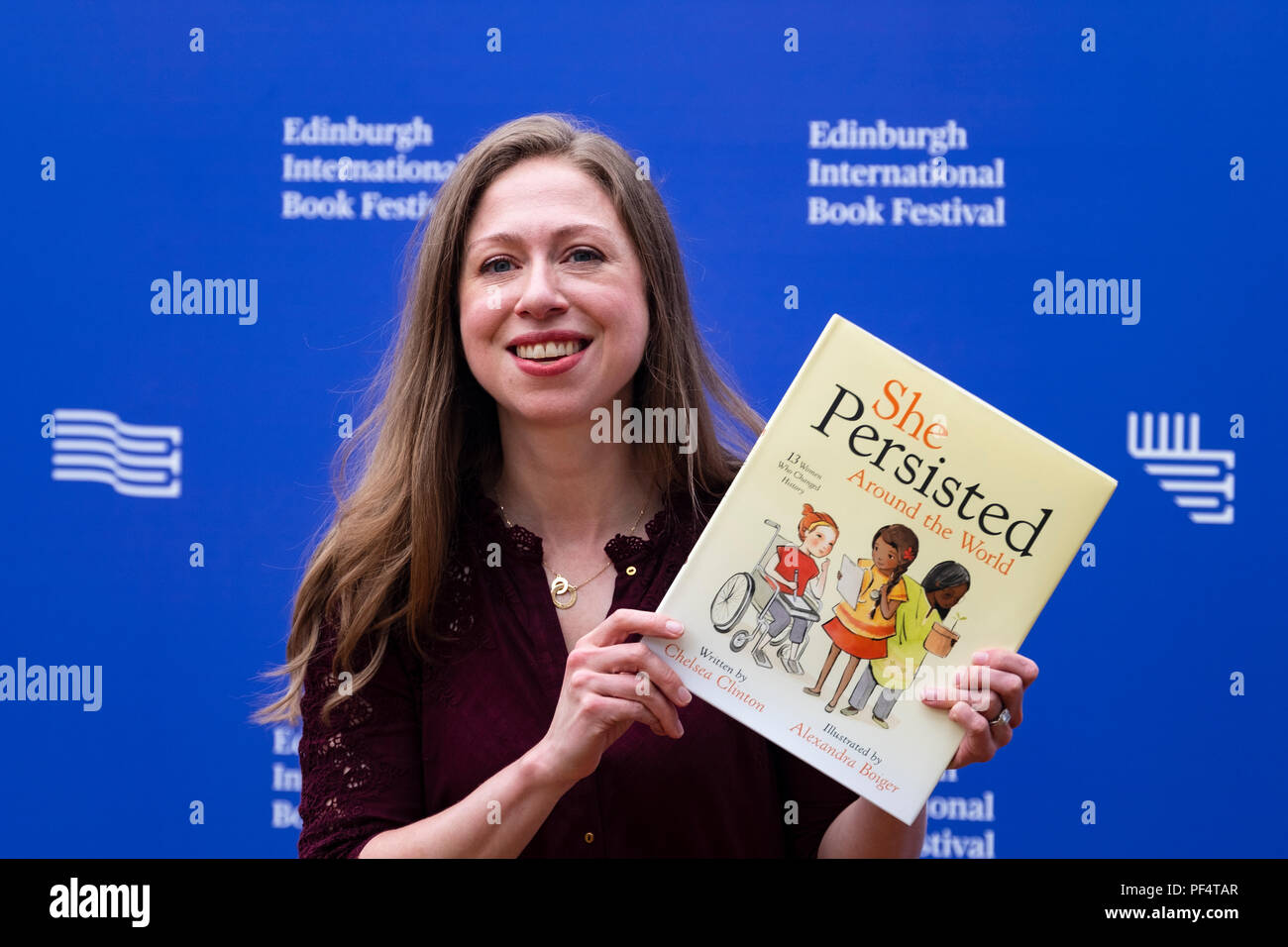 Edimburgo, Scozia, Regno Unito; 19 Agosto, 2018. Nella foto; Chelsea Clinton con il libro per bambini "ha persistito in tutto il mondo. Credito: Iain Masterton/Alamy Live News Foto Stock