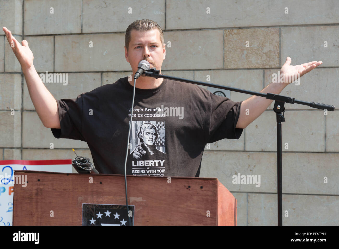 Seattle, WA, Stati Uniti d'America. Il 18 agosto, 2018. Giuseppe Brumbles chi è in esecuzione per noi. Cogress dal Distretto !0 nello stato di Washington a parlare con i sostenitori di una pistola di pro rally. Credito: Maria S./Alamy Live News. Foto Stock