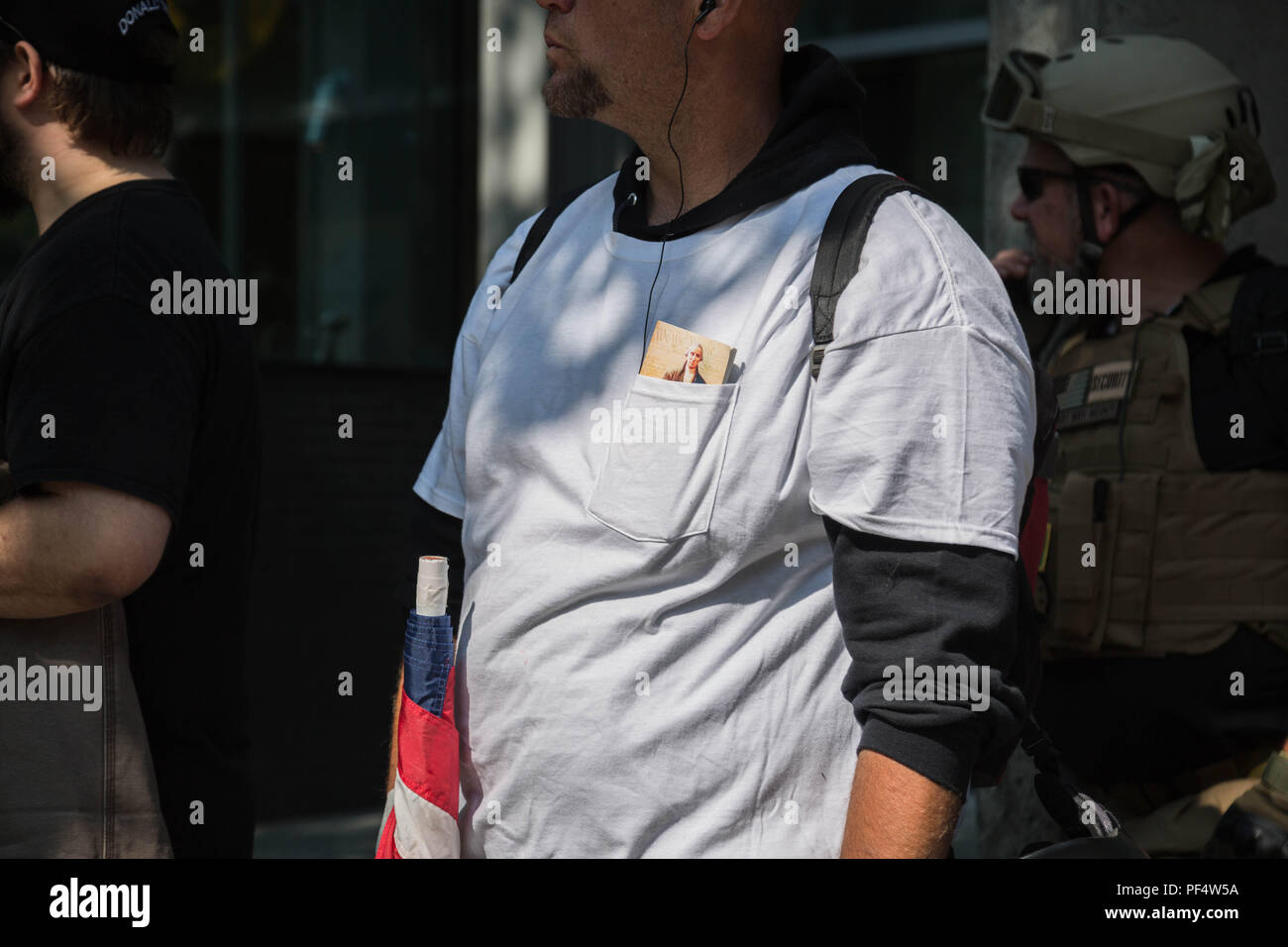 Seattle, WA, Stati Uniti d'America. Il 18 agosto, 2018. Un pro sostenitore della pistola con un noi costiitution opuscolo con la sua t-shirt pocket. Credito: Maria S./Alamy Live News. Foto Stock