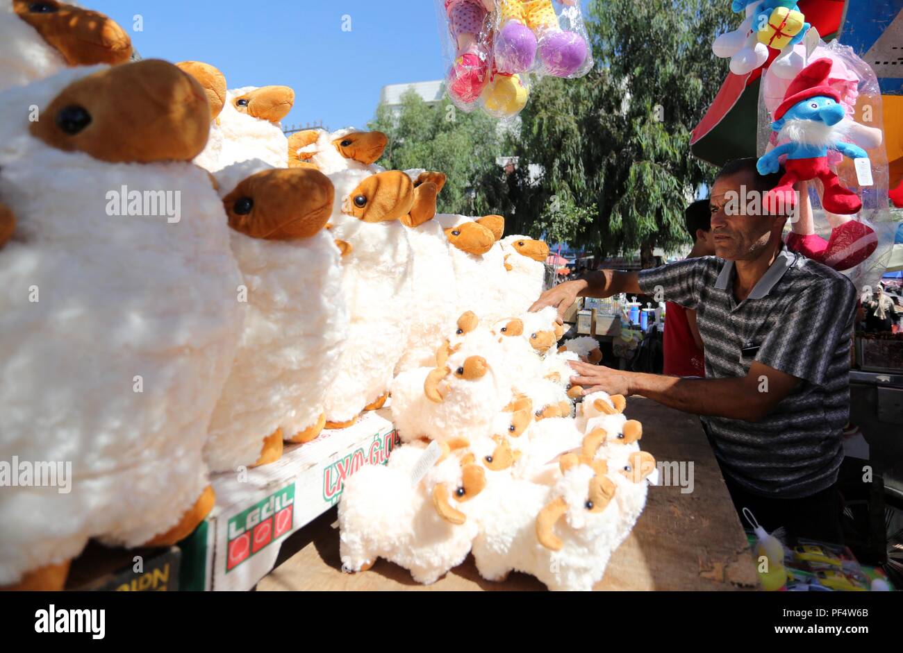 La città di Gaza, Striscia di Gaza, Territori palestinesi. 19 Ago, 2018. Un palestinese distributore vende giocattoli, una testa di Eid al-Adha in un mercato di Gaza City il 19 agosto 2018. Eid al-Adha (Festa del sacrificio) è celebrata in tutto il mondo islamico come una commemorazione di Abramo la disponibilità al sacrificio del Figlio di Dio, e vacche, cammelli, capre e pecore sono tradizionalmente macellati sul santissimo giorno Credito: Ashraf Amra/immagini APA/ZUMA filo/Alamy Live News Foto Stock