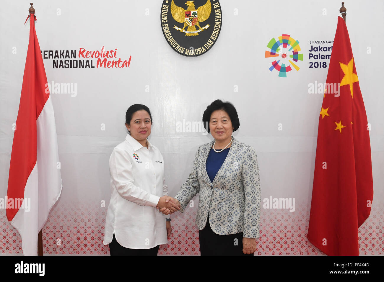 Jakarta, Indonesia. 19 Ago, 2018. Il presidente cinese Xi Jinping è inviato speciale e Vice Premier Sun Chunlan (R) si incontra con il Maharani Puan, Indonesia di coordinamento del Ministro per lo sviluppo umano e la cultura, a Jakarta, Indonesia, il 19 agosto, 2018. Credito: Du Yu/Xinhua/Alamy Live News Foto Stock
