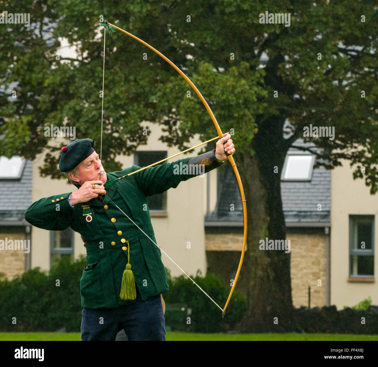 Haddington, Regno Unito. Il 19 agosto 2018. La Società Reale di arcieri, una unità cerimoniale noto come Regina della guardia del corpo per la Scozia stadi a forza di tiro con l'arco sparare come parte di Haddington 700 eventi che avranno luogo durante il 2018 per celebrare la concessione di una carta da Robert the Bruce alla città nel 1318, confermando Haddington il diritto di tenere un mercato e raccogliere la dogana. Lt Col Richard Callander OBE TD FRICS DL dimostra il tiro con l'arco con un longbow Foto Stock