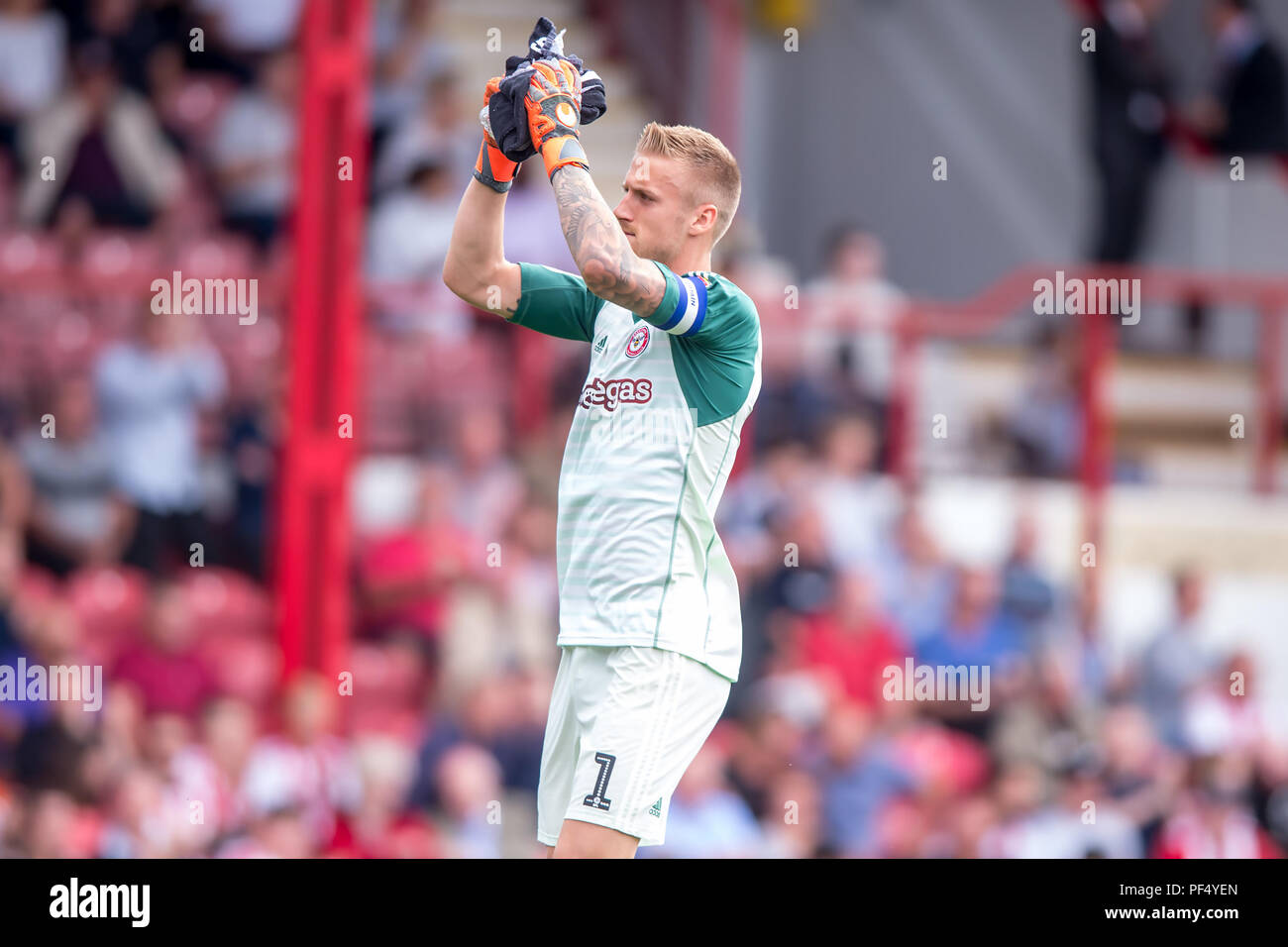 Londra, Regno Unito. 19 Ago, 2018. Solo uso editoriale, è richiesta una licenza per uso commerciale. Nessun uso in scommesse, giochi o un singolo giocatore/club/league pubblicazioni. Daniel Bentley di Brentford durante il cielo EFL scommessa match del campionato tra Brentford e Sheffield mercoledì al Griffin Park, Londra, Inghilterra il 19 agosto 2018. Credito: THX Immagini/Alamy Live News Foto Stock