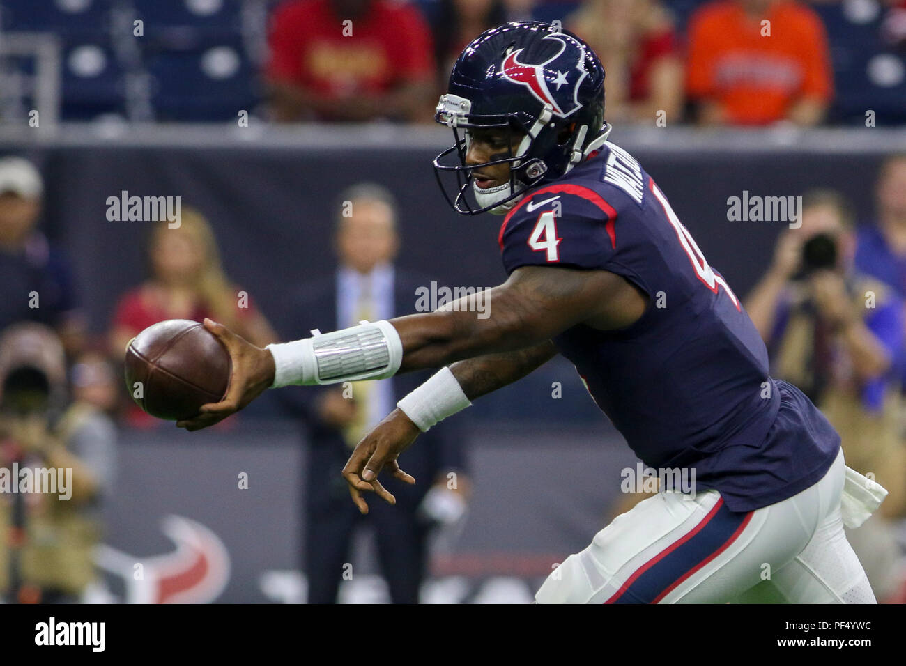Agosto 18, 2018: Houston Texans quarterback Deshaun Watson (4) durante la preseason NFL partita di calcio tra la Houston Texans e San Francisco 49ers a NRG Stadium di Houston, TX. John Glaser/CSM Foto Stock