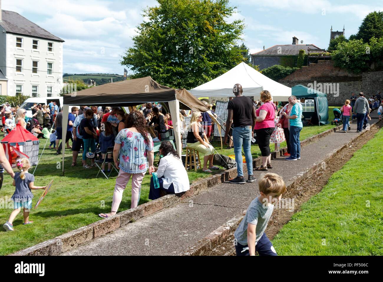 Cork, Irlanda. 19 Ago, 2018. Youghal festa medievale. Qui raffigurato è Vanessa Feltz e il suo partner Ben Ofoedu che erano al festival con i loro nipoti questo fine settimana. Il premiato Youghal Festa Medievale ha avuto luogo oggi per il suo dodicesimo anno di fila. Il festival è diventato uno dei più grandi dei countrys gratis eventi per celebrare il patrimonio nazionale settimana. La manifestazione vede centinaia di famiglie assistere alle molte attrazioni tra cui effettuare la propria protezione e sand art di facepainting e ballon art. Credito: Damian Coleman/Alamy Live News. Foto Stock