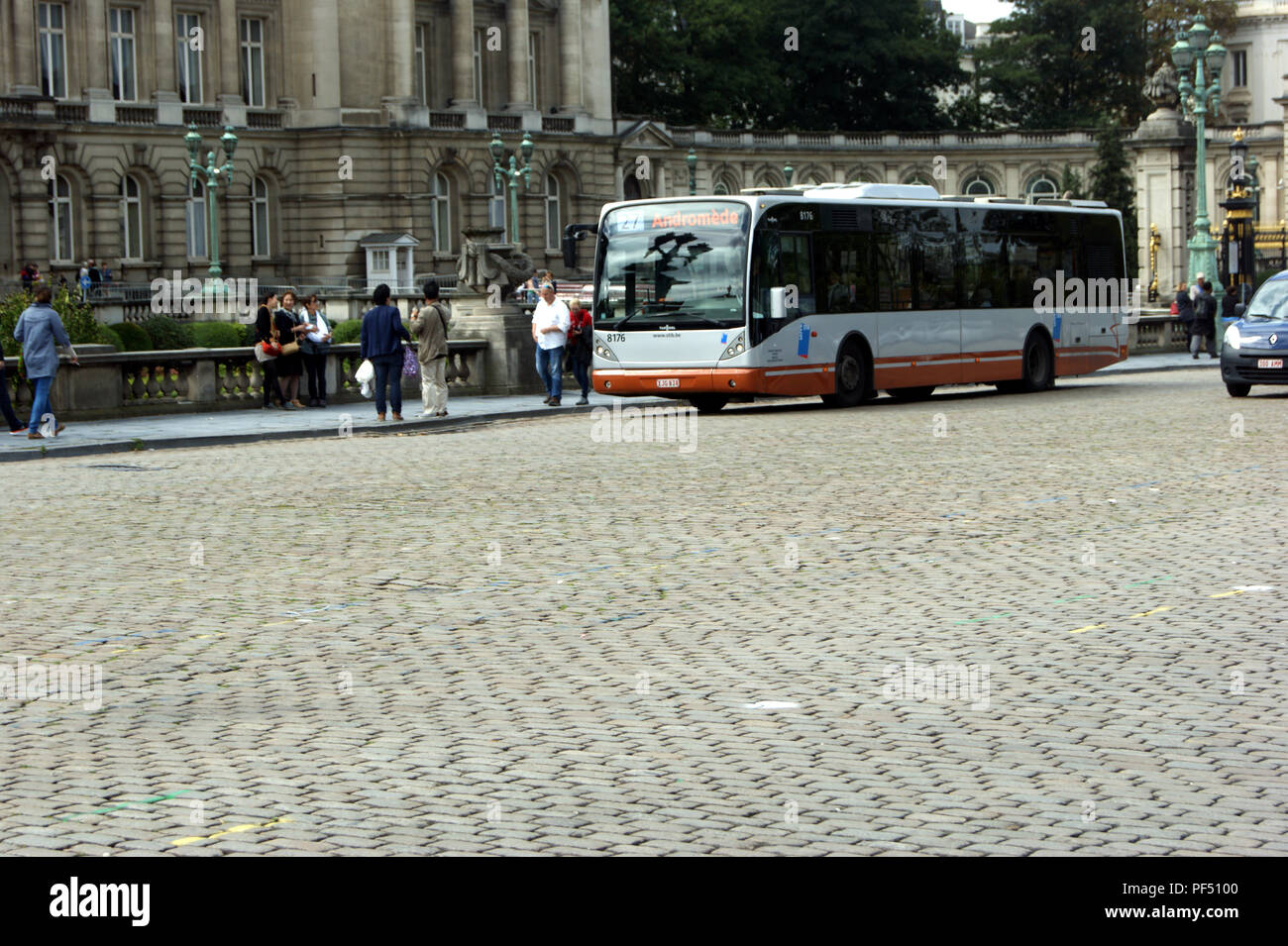 STIB 8176 Van Hool autobus al di fuori del Palazzo Reale di Bruxelles Belgio Foto Stock