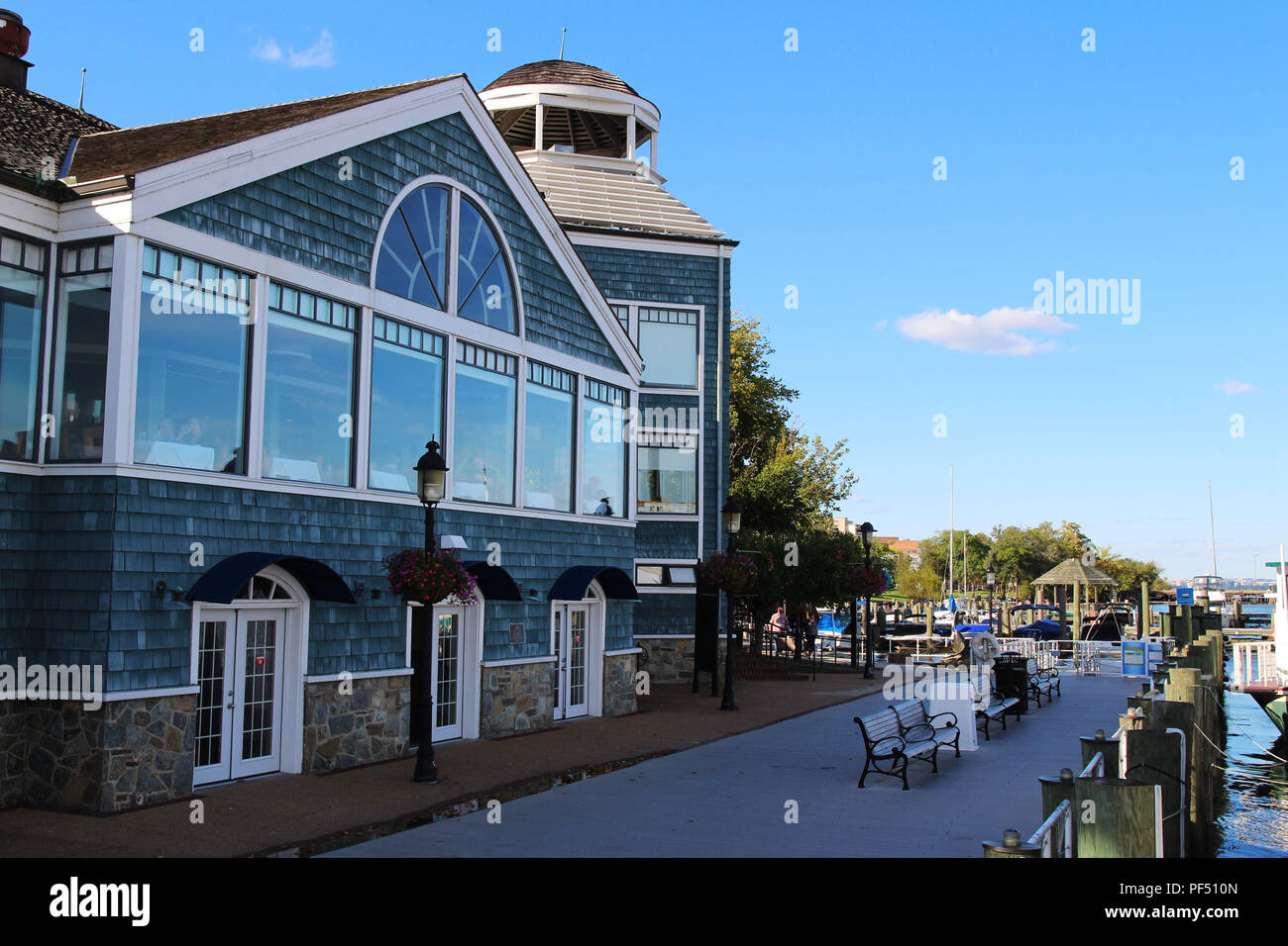 Un edificio storico e la passeggiata lungo il fiume Potomac waterfront, Old Town Alexandria, Virginia Foto Stock
