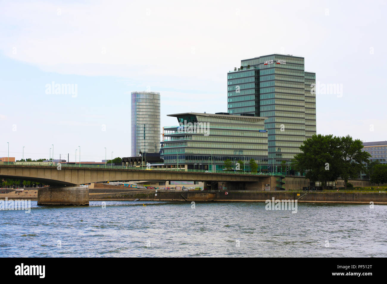 Colonia, Germania - 31 Maggio 2018: ponte Deutzer con moderni grattacieli a Colonia, Germania Foto Stock