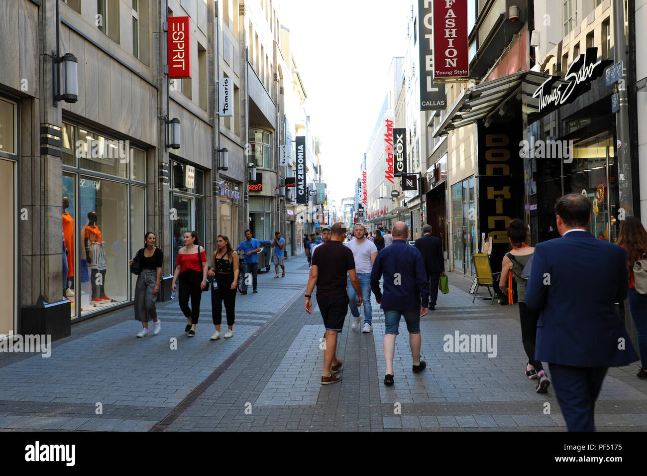 Colonia, Germania - 31 Maggio 2018: strada dello shopping Hohe Strasse con persone a piedi. Hohe Strasse e Schilder Gasse sono via dello shopping nella città vecchia Foto Stock