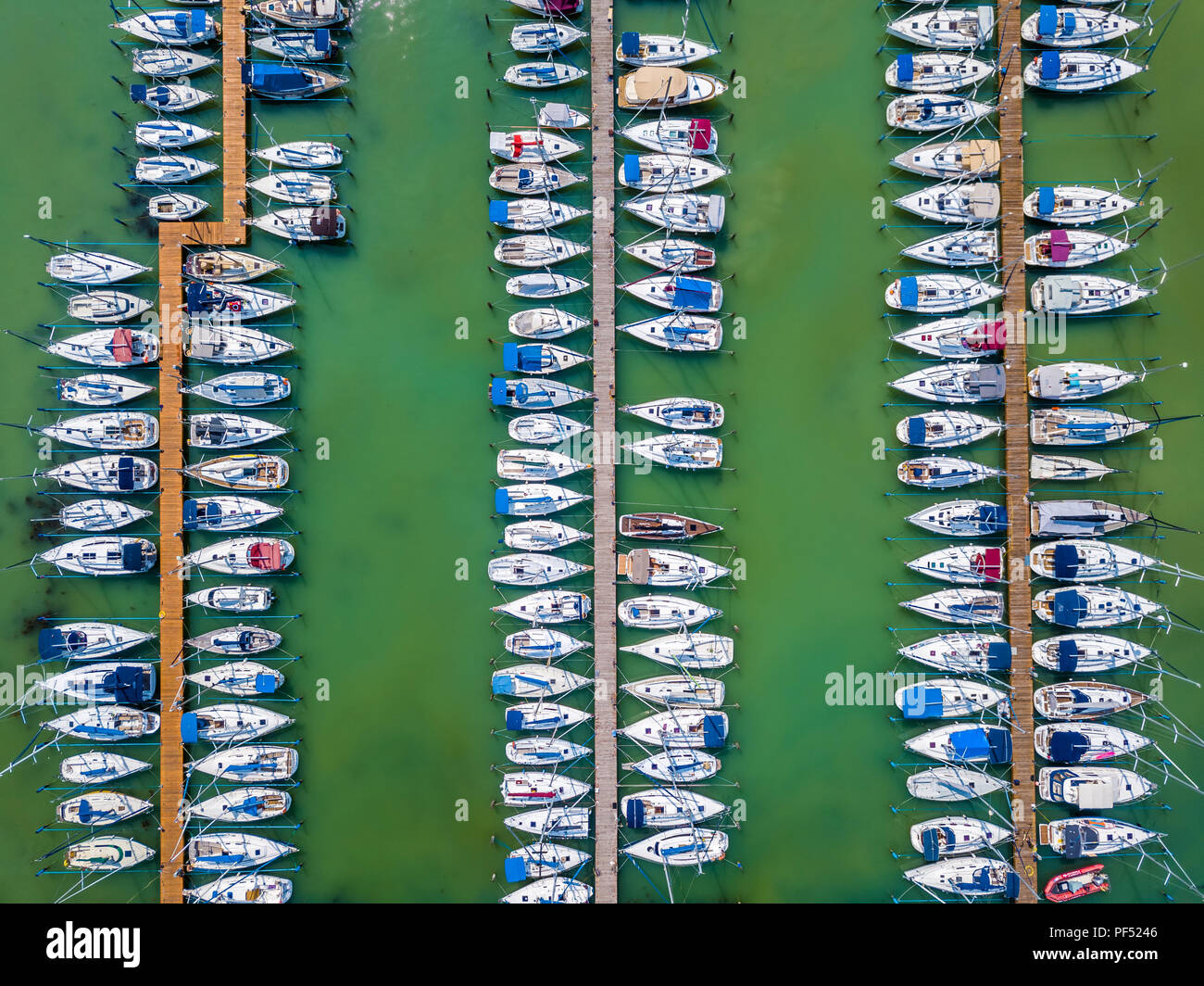 Balatonfuzfo, Ungheria - Yacht Marina a Balatonfuzfo dal Lago Balaton dal di sopra al tramonto Foto Stock