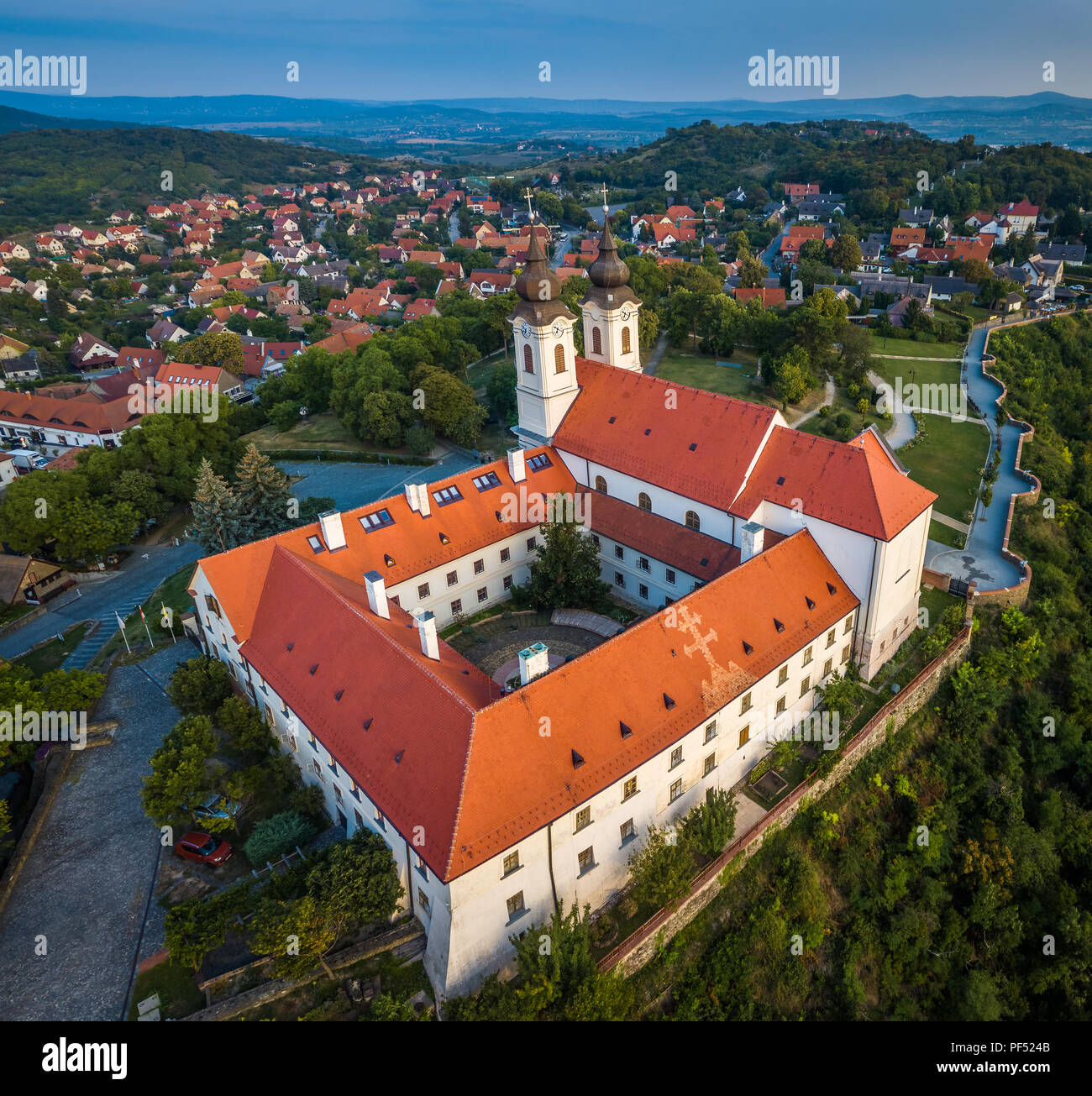 Tihany, Ungheria - vista aerea del famoso monastero benedettino di Tihany (Abbazia di Tihany, Tihanyi Apatsag) di sunrise Foto Stock
