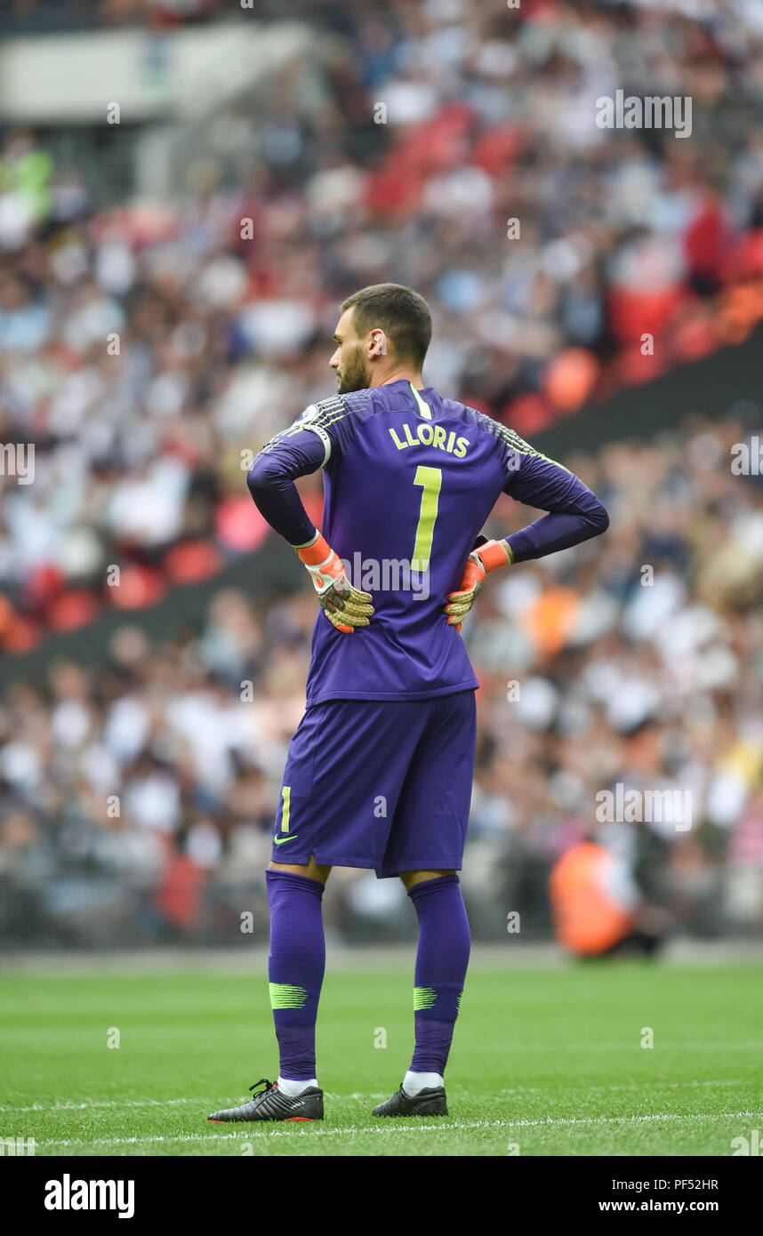 Hugo Lloris di speroni durante il match di Premier League tra Tottenham Hotspur e Fulham allo Stadio di Wembley a Londra. 18 ago 2018 solo uso editoriale. No merchandising. Per le immagini di calcio FA e Premier League restrizioni si applicano inc. no internet/utilizzo mobile senza licenza FAPL - per i dettagli contatti Football Dataco Foto Stock