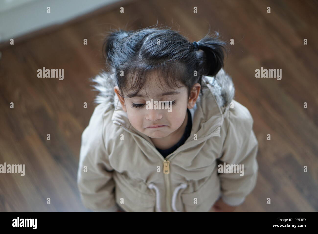 Bambina con la faccia triste Foto Stock