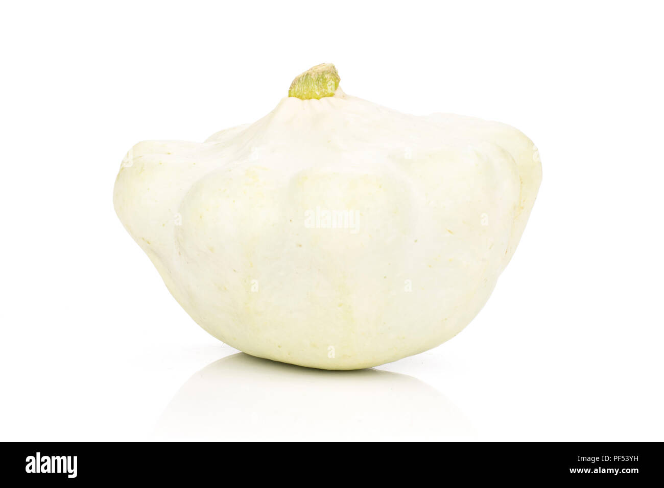 Una intera estate white pattypan squash isolati su sfondo bianco Foto Stock