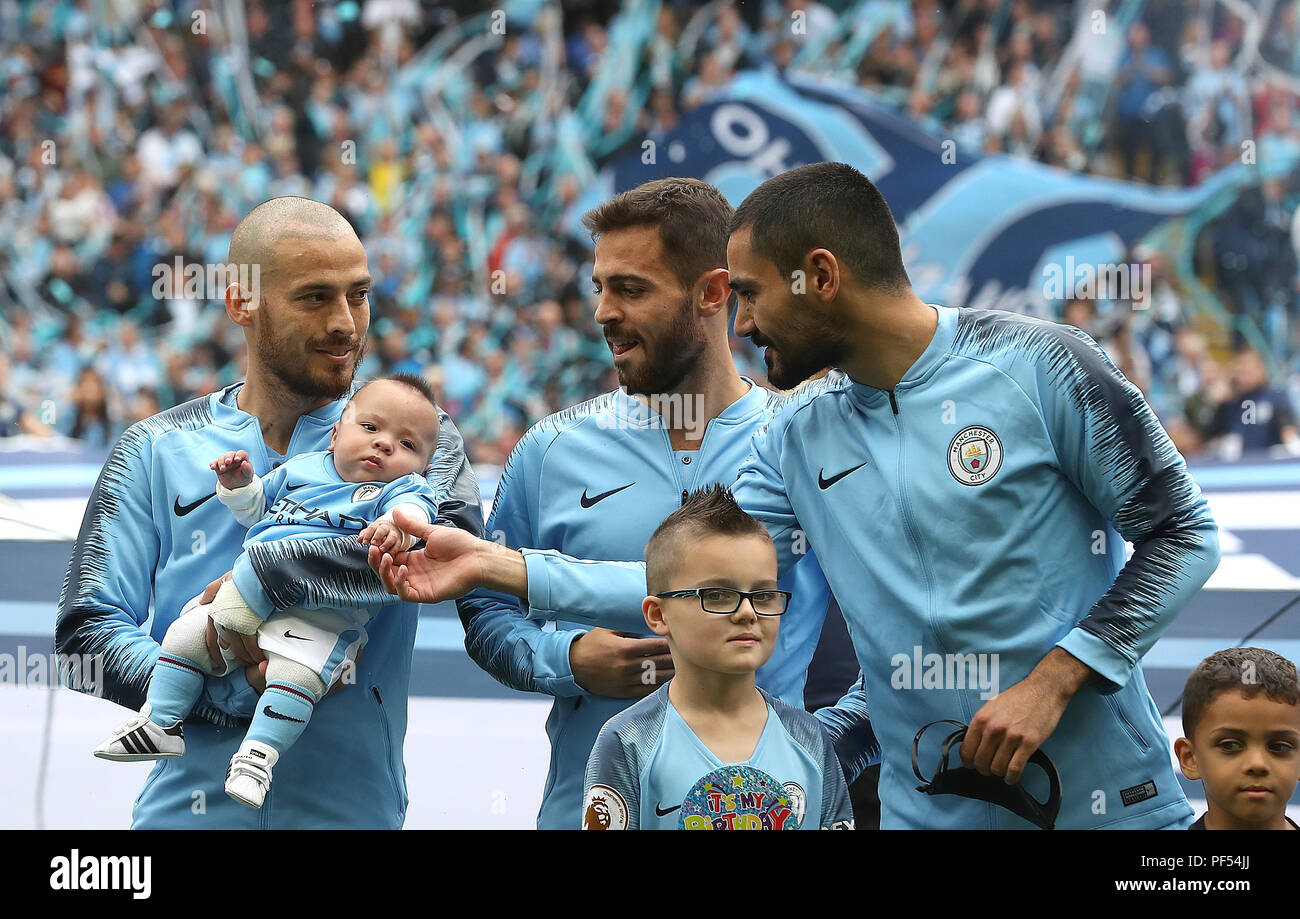 Manchester City David Silva Sinistra Sul Campo Con Il Suo Neonato Figlio Mateo All Inizio Del Match Di Premier League Al Etihad Stadium E Manchester Foto Stock Alamy Manchester City David Silva Sinistra Sul Campo Con Il Suo Neonato Figlio Mateo All Inizio Del Match Di Premier League Al Etihad Stadium E Manchester Foto Stock Alamy