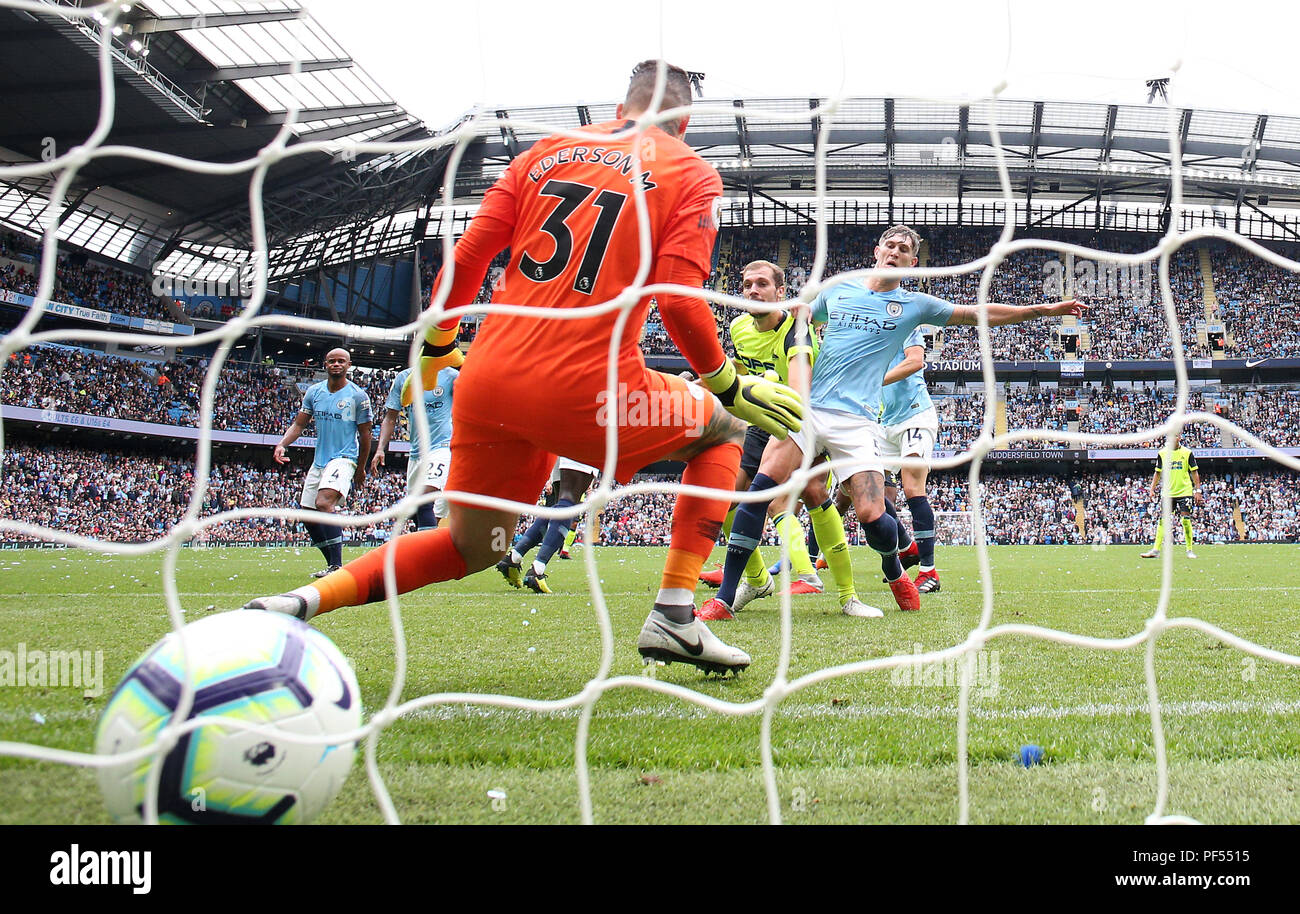 Il Jon Gorenc Stankovic di Huddersfield Town (seconda a destra) segna il primo gol del suo fianco durante la partita della Premier League all'Etihad Stadium di Manchester. PREMERE ASSOCIAZIONE foto. Data immagine: Domenica 19 agosto 2018. Guarda la storia di calcio della PA Man City. Il credito fotografico dovrebbe essere: Martin Rickett/PA Wire. RESTRIZIONI: Nessun utilizzo con audio, video, dati, elenchi di apparecchi, logo di club/campionato o servizi "live" non autorizzati. L'uso in-match online è limitato a 120 immagini, senza emulazione video. Nessun utilizzo nelle scommesse, nei giochi o nelle pubblicazioni di singoli club/campionati/giocatori. Foto Stock