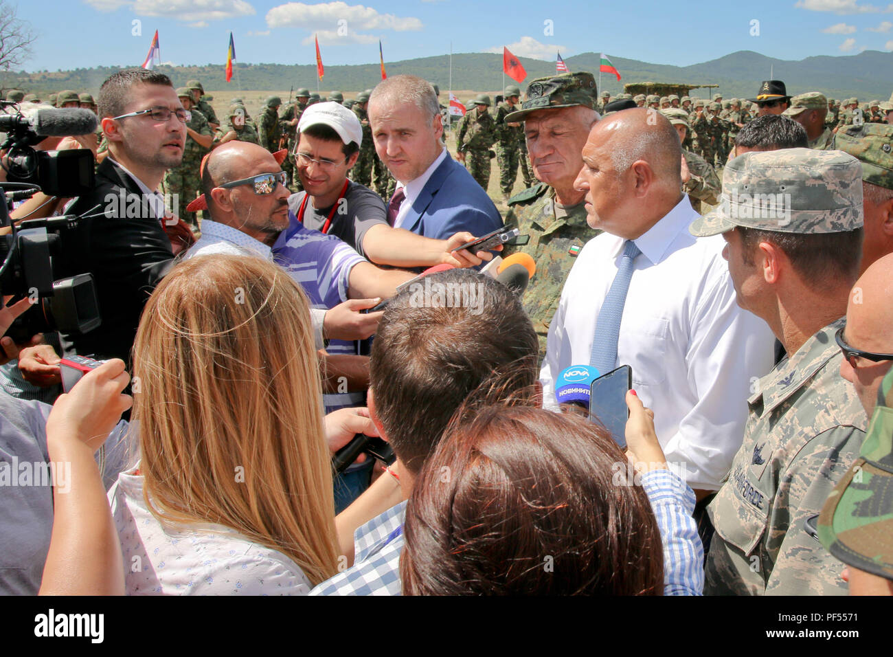 Primo ministro bulgaro Boyko Borissov partecipa alla cerimonia di chiusura per esercitare il platino Lion 2018, un esercizio annuale che promuove la stabilità regionale e costruisce rapporti duraturi con i paesi partner, Novo Selo Area Formazione, Bulgaria, 9 agosto 2018. Questo esercizio è a sostegno di Atlantic risolvere, il permanere di un esercizio di formazione tra la NATO e gli Stati Uniti Le forze. (U.S. Esercito nazionale Guard foto di Sgt. Jamar Marcel Pugh, 382 Affari pubblici distacco/ 1° ABCT, 1 CD/rilasciato) Foto Stock