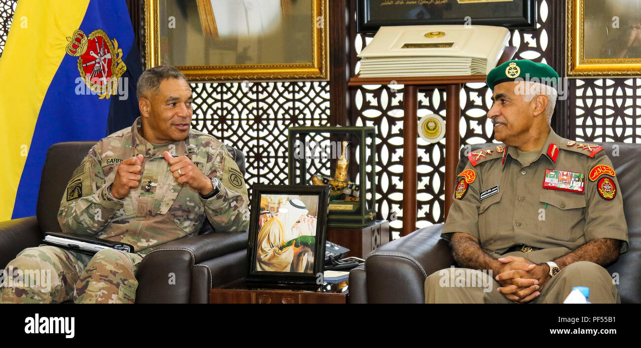 Stati Uniti Esercito Lt. Gen. Michael X. Garrett, U.S. Esercito comandante centrale, parla con il Kuwait Lt. Gen. Mohammad Khaled Al-Khodher, Capo di stato maggiore generale del Kuwait Forze Armate, durante un leader chiave di impegno in corrispondenza di Stato del Kuwait generale dello Staff sede Agosto 9, 2018. Questi incontri sono di vitale importanza per mantenere forte la nazione partner rapporti che forma i futuri difesa regionale e la cooperazione bilaterale. (U.S. Foto dell'esercito da Staff Sgt. Andrew Carroll) Foto Stock