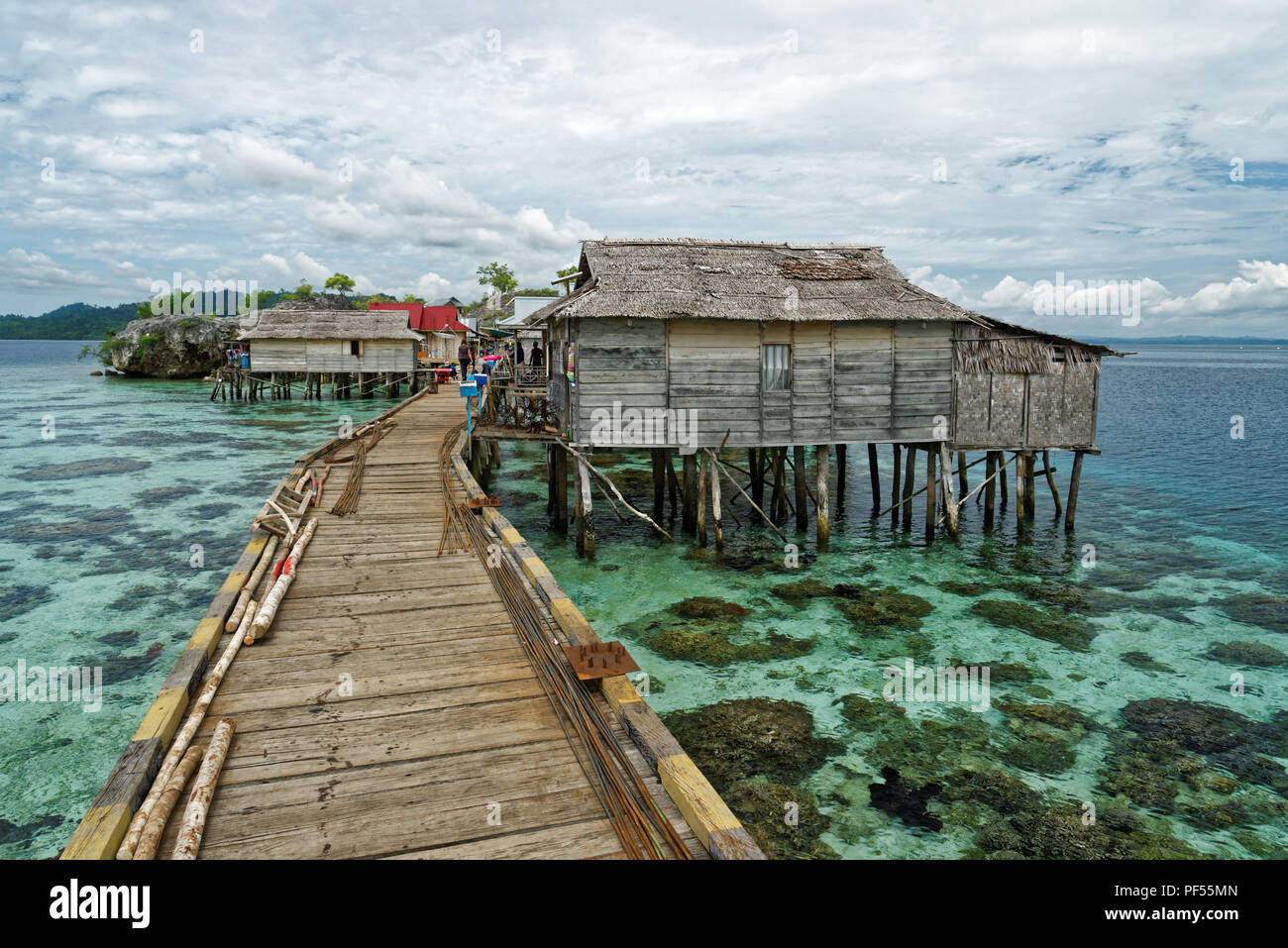 Vista del bajo tradizionale villaggio con ponte e case di legno sulle isole Togean nelle Sulawesi, Indonesia Foto Stock