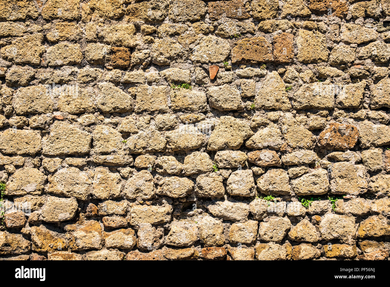 Parte dell'antica cinta muraria di Civita di Bagnoregio, costruita oltre 2500 anni fa Foto Stock