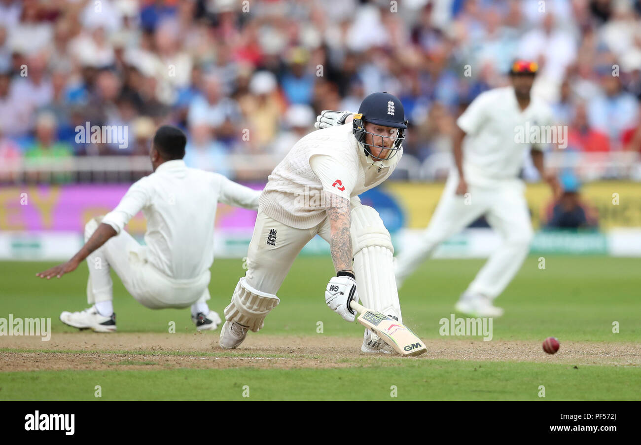 L'Inghilterra del Ben Stokes riesce a rimanere in durante il giorno due di Specsavers terzo Test match a Trent Bridge, Nottingham. Foto Stock