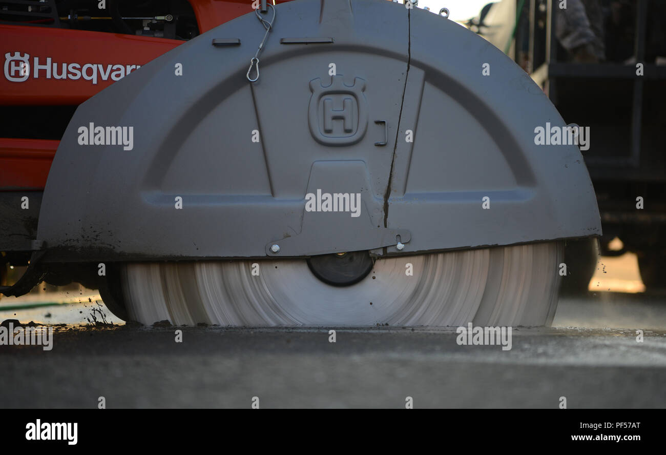 Un calcestruzzo sega è azionato da 9 Ingegnere Civile Squadron pavimentazioni e attrezzature pesanti aviatori Agosto 10, 2018 a Beale Air Force Base in California. Marciapiede e attrezzature pesanti aviatori utilizzano una varietà di macchine che richiedono conoscenze specializzate per mantenere Beale di infrastruttura dell'up-to-date. (U.S. Air Force foto di Airman 1. Classe Tristan D. Viglianco) Foto Stock