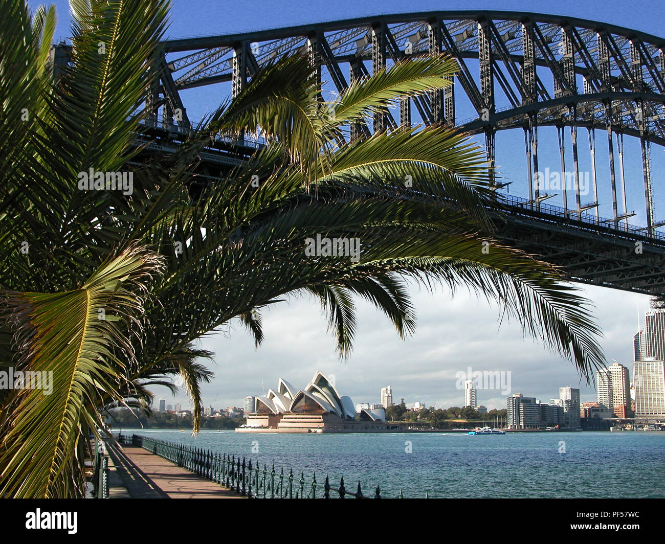 Sydney Harbour Bridge e Opera House visto da Luna Park, Milson punto, North Shore, Sydney, NSW, Australia Foto Stock