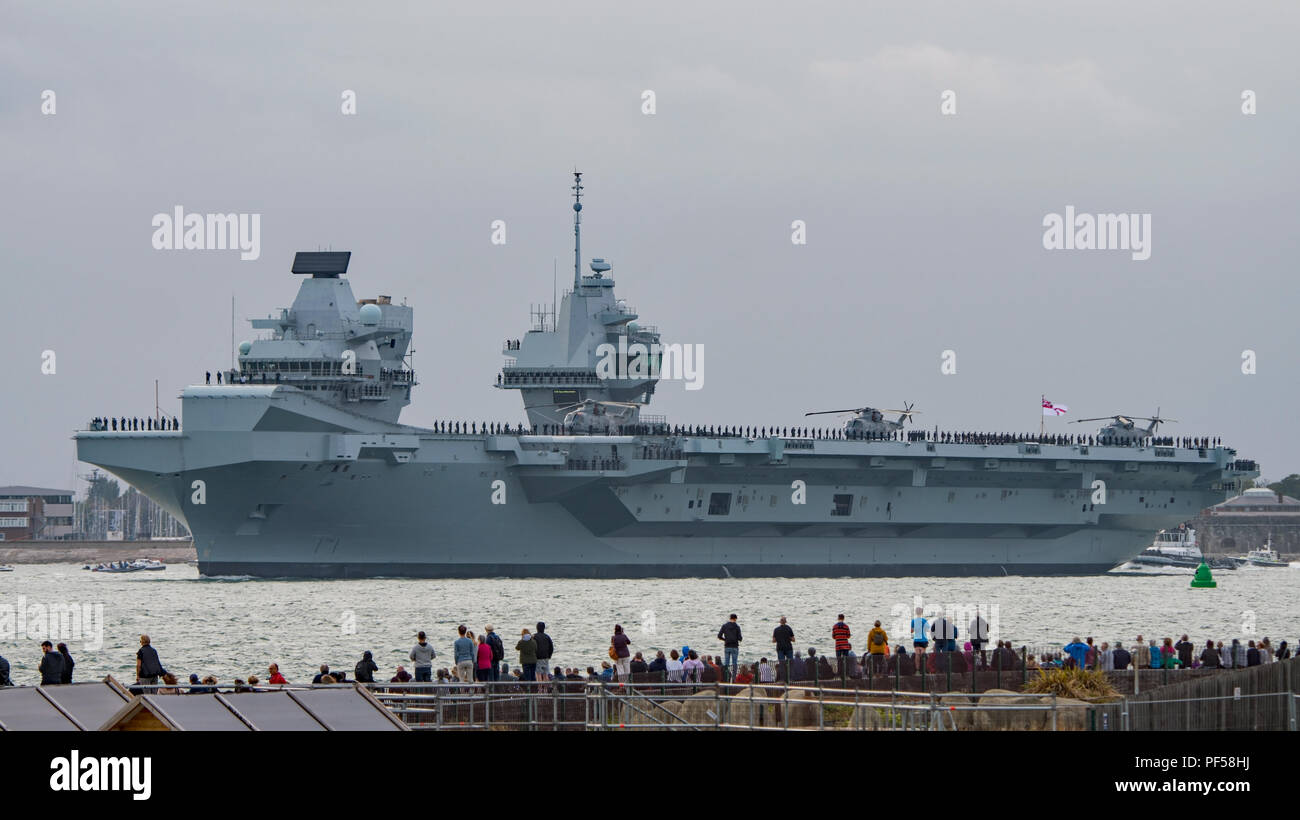 Linea di persone la parete sul mare vicino a Southsea Castle. Portsmouth, Regno Unito per vedere la nave da guerra HMS Queen Elizabeth lasciare per una distribuzione negli Stati Uniti su 18/8/18 (pm. Foto Stock