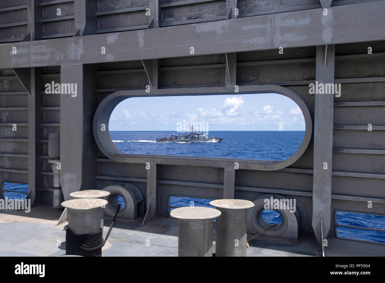 La USS Zephyr (PC-8) è una nave di pattuglia costiera di classe Cyclone, commissionata nel 1994 e gestita dalla United States Navy. USNS Spearhead (T-EPF-1) è una nave da trasporto veloce di classe Spearhead gestita dal Military Sealift Command, costruita dalla Austal USA con uno scafo catamarano in alluminio e motori diesel che azionano getti d'acqua. Il 9 agosto 2018, nell'Oceano Atlantico, Zephyr manovrò a fianco della punta di lancia durante la Southern Partnership Station. L'immagine di archivio documenta l'operazione in mare. Foto Stock