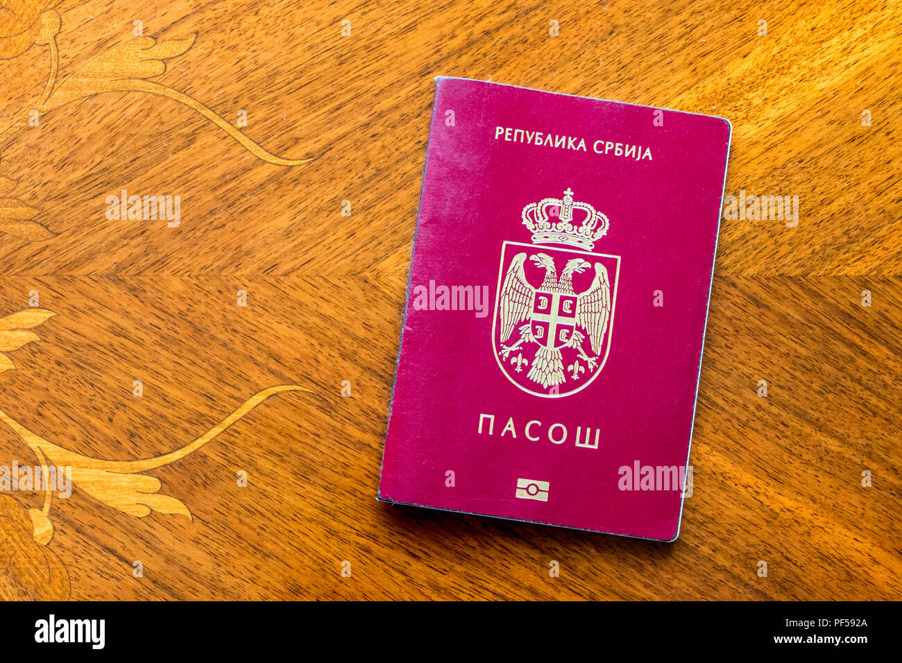 Passaporto serbo su un tavolo di legno Foto Stock