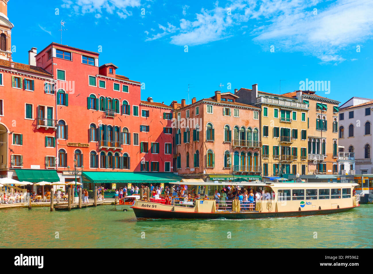 Venezia, Italia - 15 Giugno 2018: vaporetto sul Canal Grande a Venezia Foto Stock