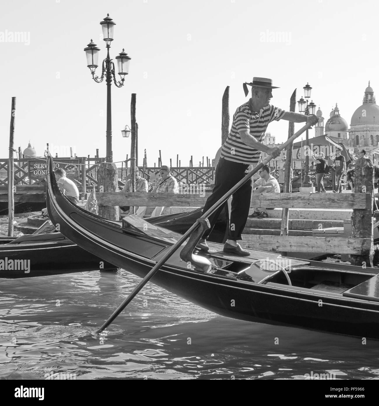 Venezia, Italia - 16 Giugno 2018: gondoliere spinge la sua gondola a Venezia Foto Stock