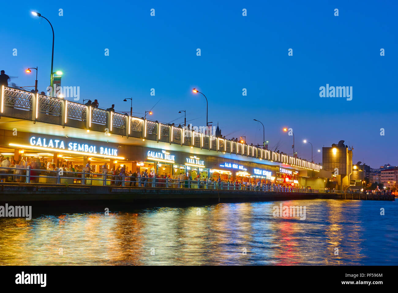 Istanbul, Turchia - 15 Luglio 2018: caffè e ristorante con pesce turco panini (Balik Ekmek) sul Ponte di Galata di Istanbul di Notte Foto Stock