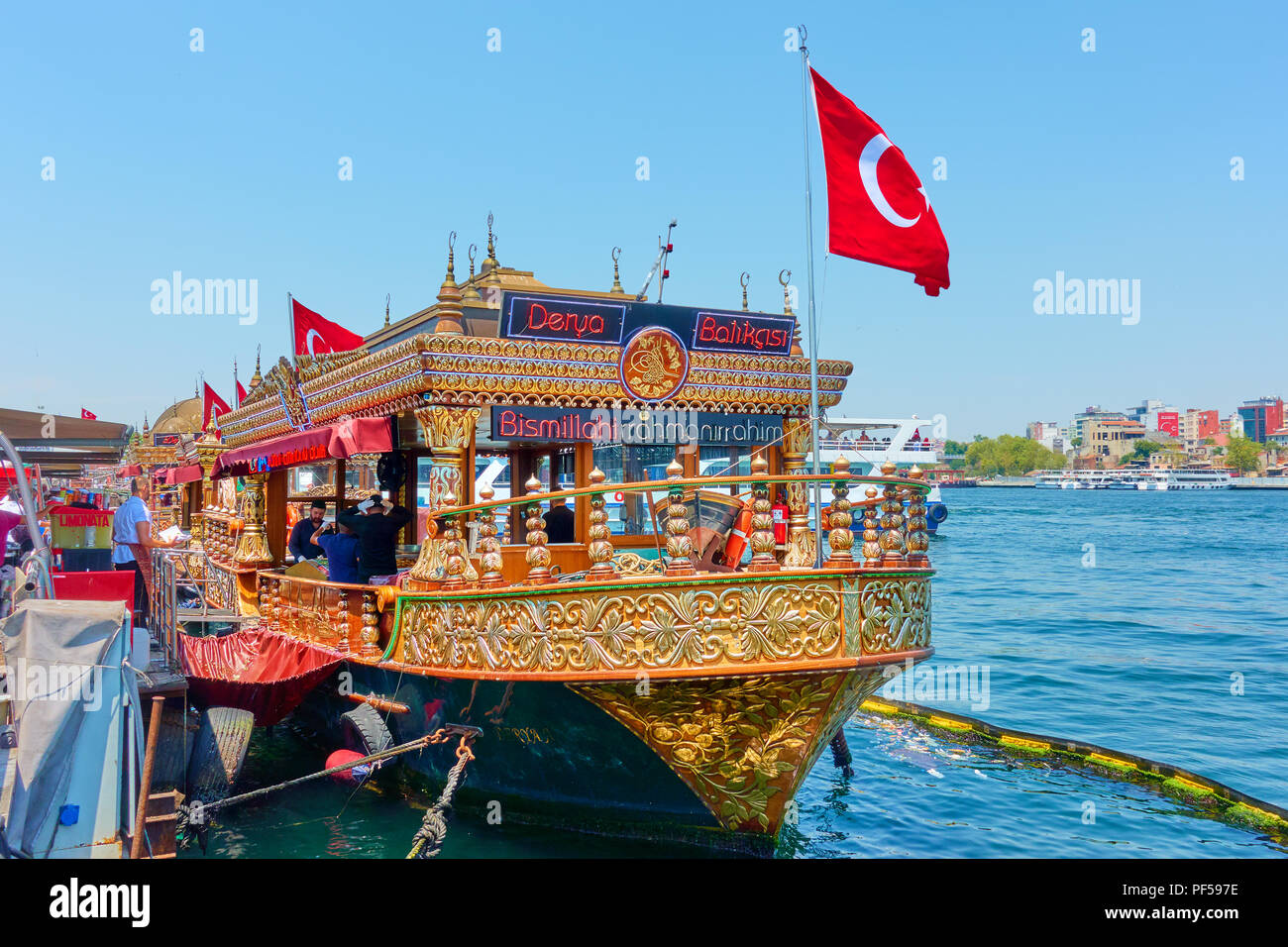 Istanbul, Turchia - Luglio 17, 2018: caffè flottante con bagno turco cucina di strada (Balik Ekmek) al molo Eminonu a Istanbul Foto Stock