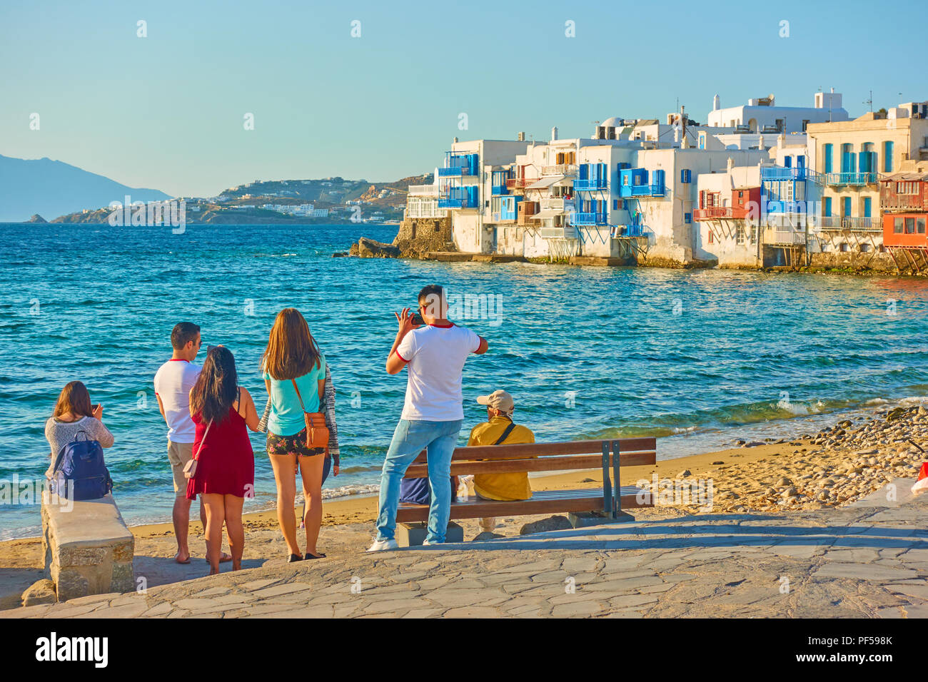 Mykonos, Grecia - 22 Aprile 2018: turisti scattare foto di Little Venice district nella città di Mykonos Foto Stock