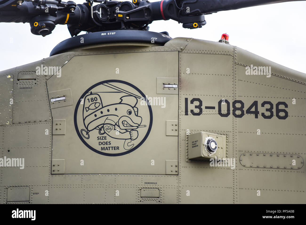 US Army Boeing CH-47F elicottero Chinook a Farnborough Airshow internazionale FIA, aeronautica, aerospaziale trade show. Le dimensioni contano slogan Foto Stock