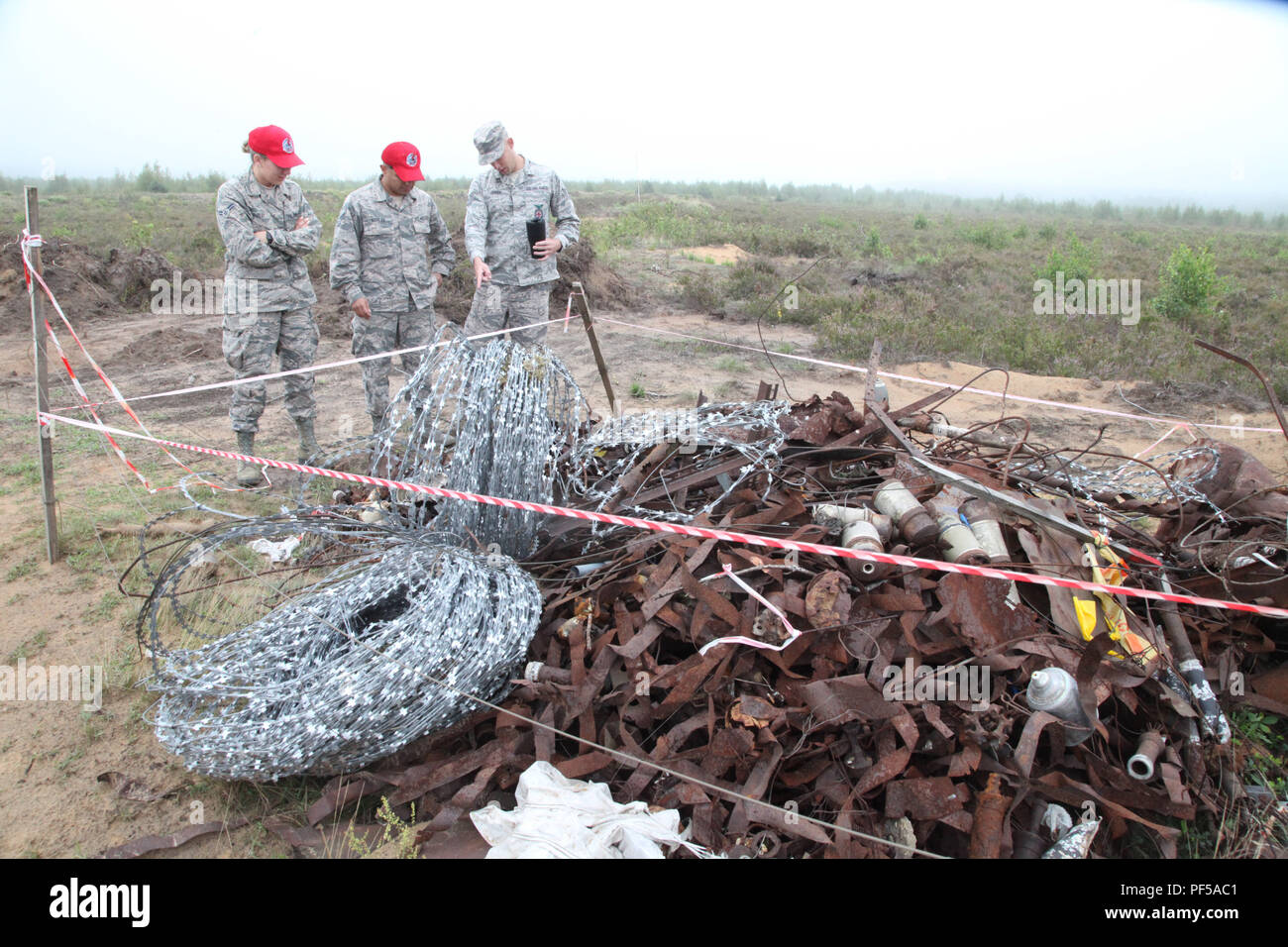 Membri della 201st rosso squadrone di cavalli ispezionare vecchie munizioni e shrapnel cancellati da un progetto di costruzione a Kazlu Rude Air Base, Agosto 16, 2018. Foto Stock