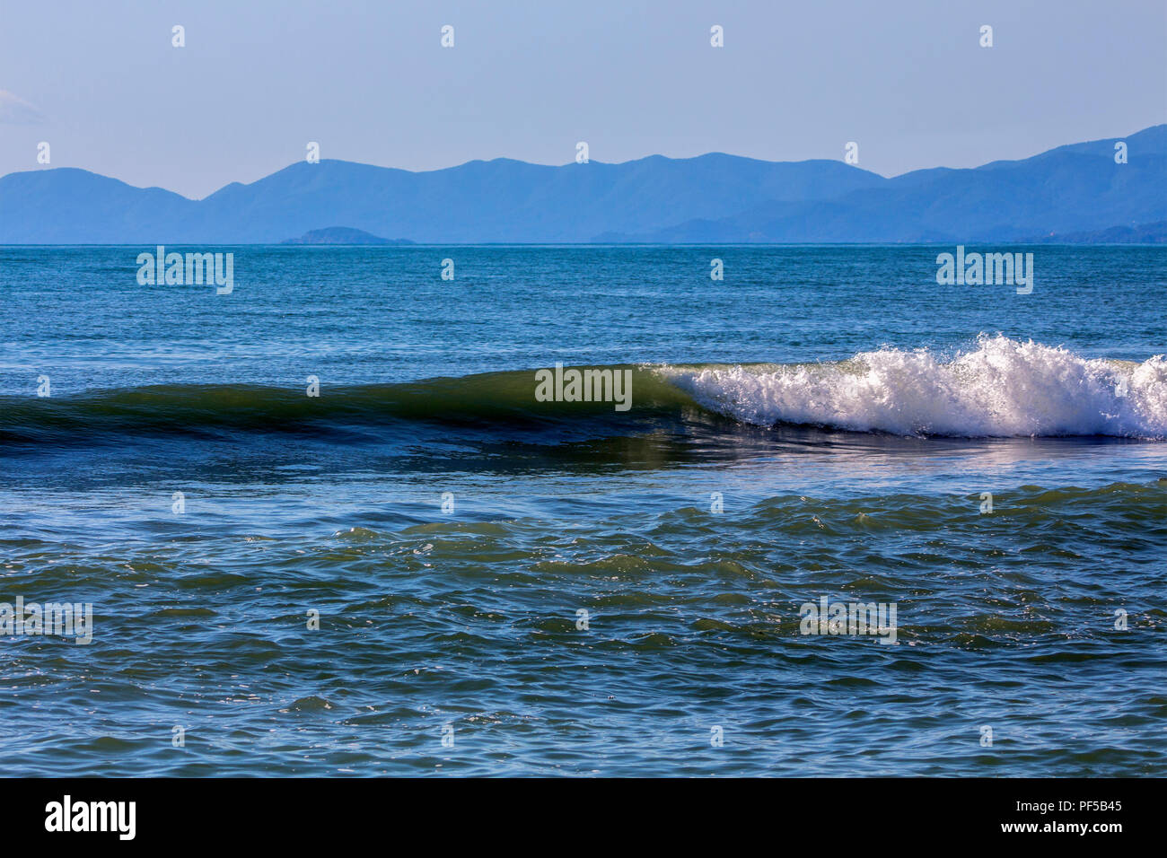 Paesaggio di mare dalla costa del Mar Egeo contro le sagome delle colline di montagna. Foto Stock