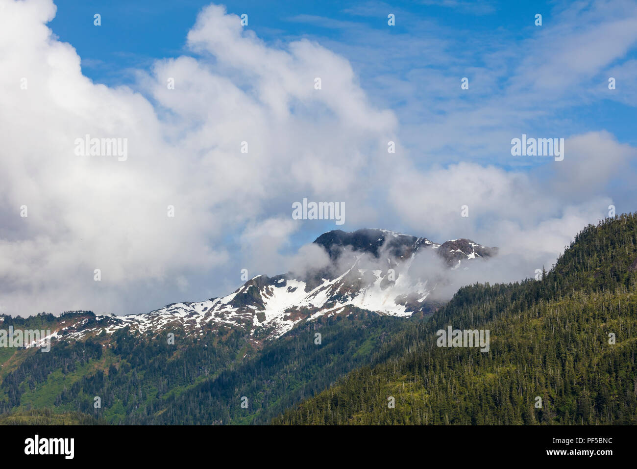 Le montagne in nuvole in Prince William Sound vicino a Valdez Alaska Foto Stock
